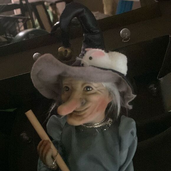 80s Vintage Witch with White Mouse on Hat Halloween Decoration Doll - Picture 10 of 10